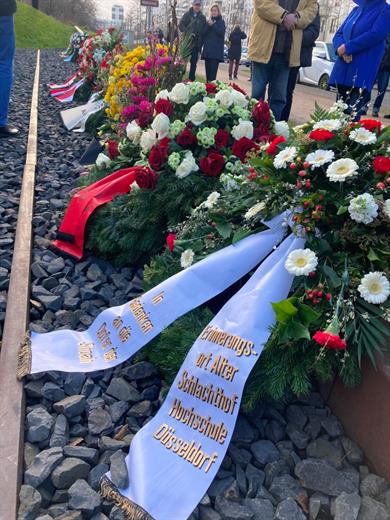 Zum 80. Jahrestag der Befreiung des Konzentrations- und Vernichtungslagers Auschwitz beteiligte sich die HSD erneut an der zentralen Gedenkveranstaltung.